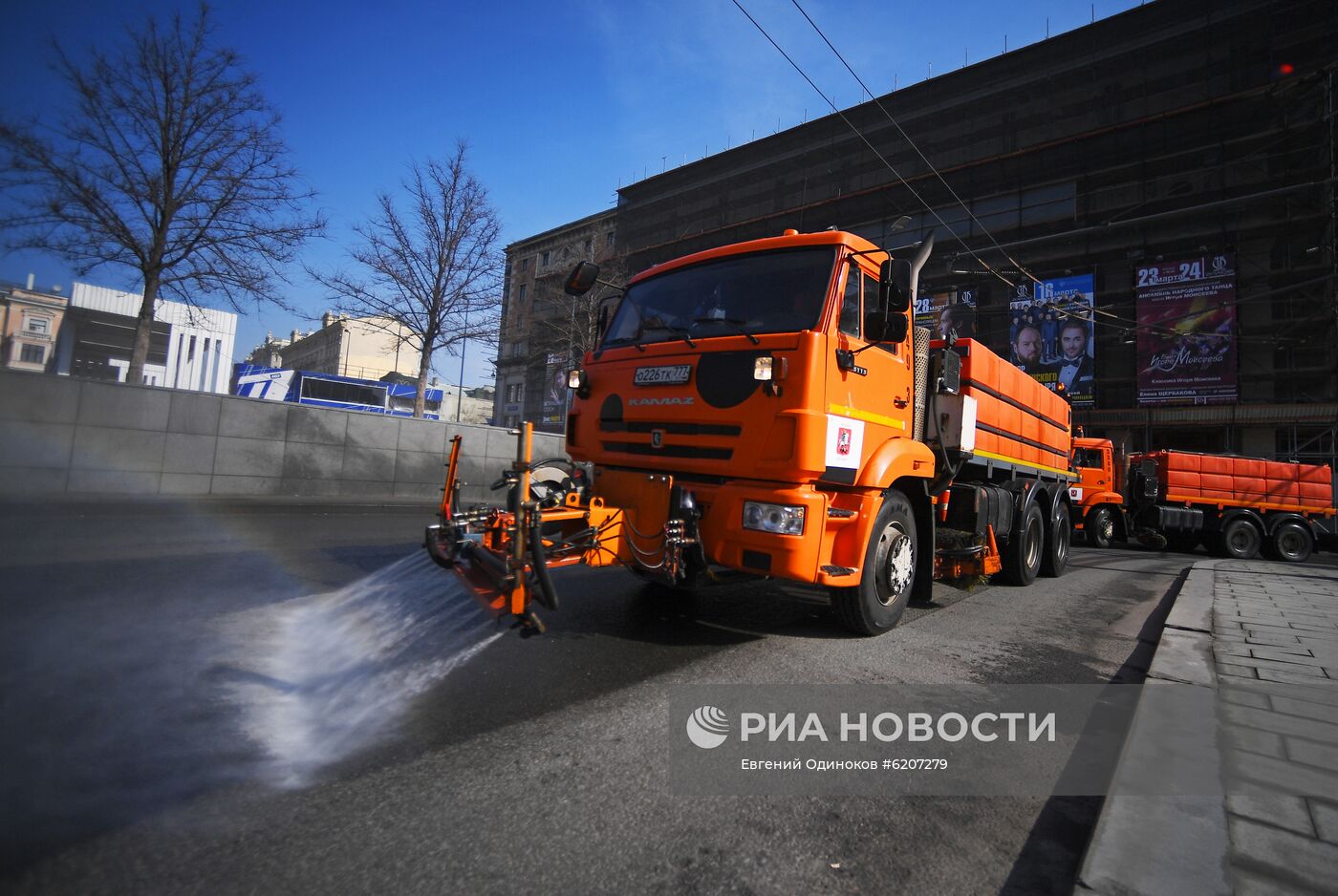 Промывка дорог и тротуаров с использованием специального моющего средства