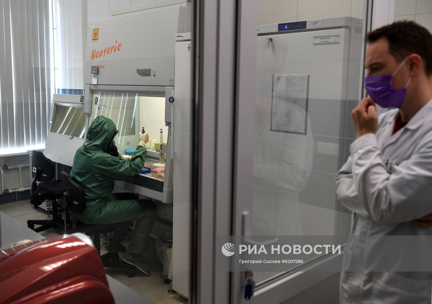 Работа вирусологической лаборатории, где производится анализ на новую коронавирусную инфекцию