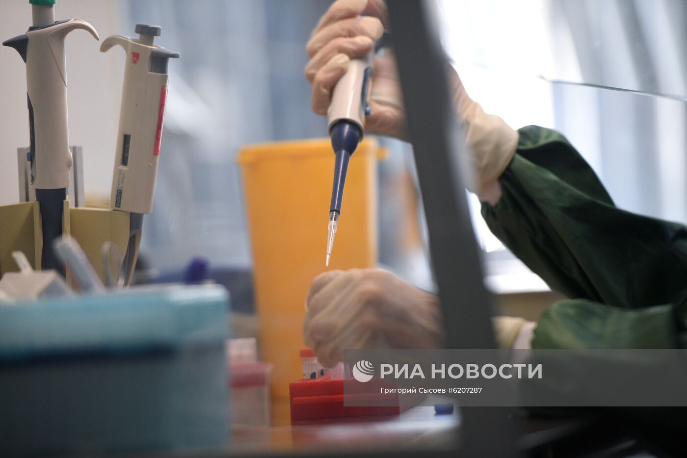 Работа вирусологической лаборатории, где производится анализ на новую коронавирусную инфекцию