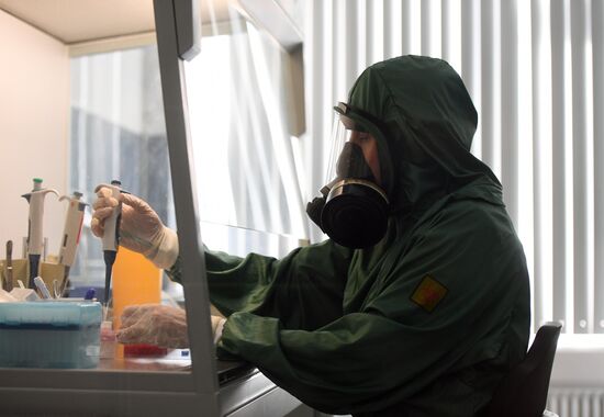 Работа вирусологической лаборатории, где производится анализ на новую коронавирусную инфекцию