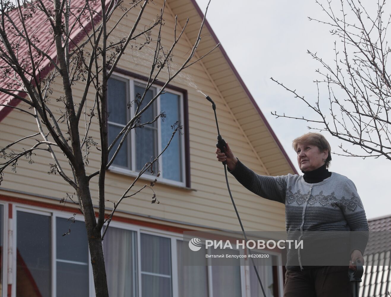 Городские жители на своих дачных участках