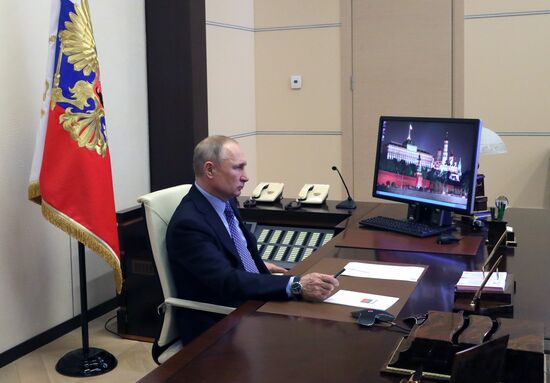 Президент РФ В. Путин провел совещание с полпредами в режиме видеоконференции
