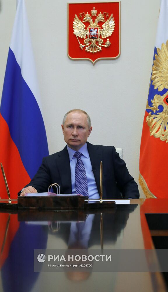 Президент РФ В. Путин провел совещание с руководителями регионов в режиме видеоконференции