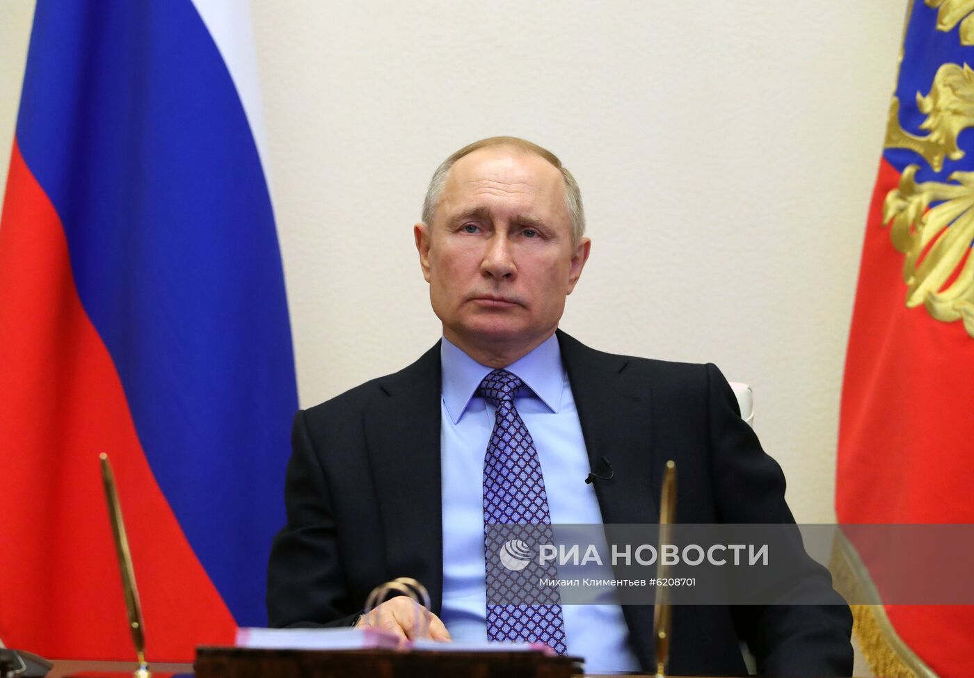 Президент РФ В. Путин провел совещание с руководителями регионов в режиме видеоконференции