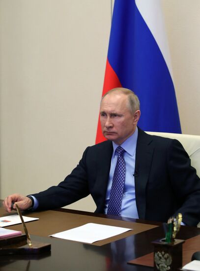 Президент РФ В. Путин провел совещание с руководителями регионов в режиме видеоконференции