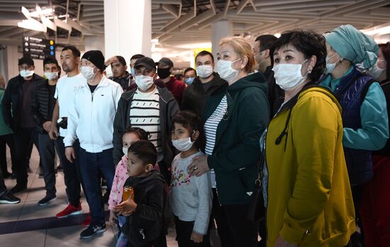 Волонтеры помогают застрявшим в аэропорту Толмачево в Новосибирске гражданам Киргизии