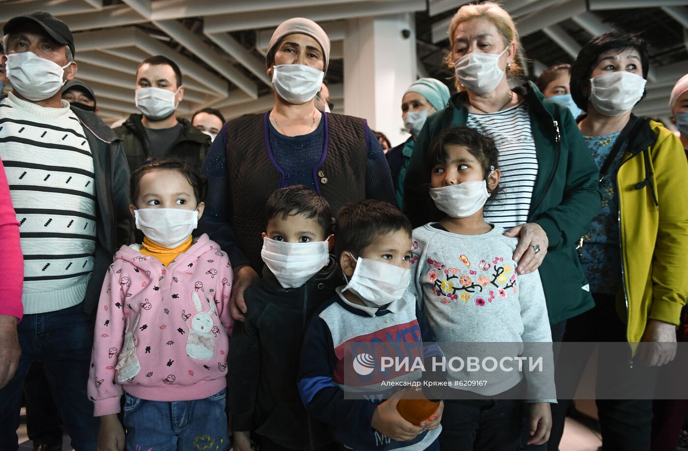 Волонтеры помогают застрявшим в аэропорту Толмачево в Новосибирске гражданам Киргизии