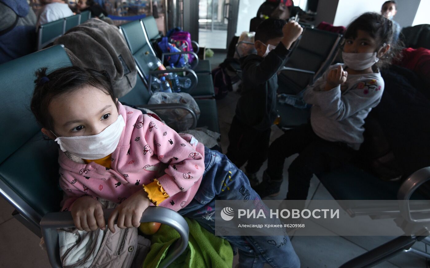 Волонтеры помогают застрявшим в аэропорту Толмачево в Новосибирске гражданам Киргизии