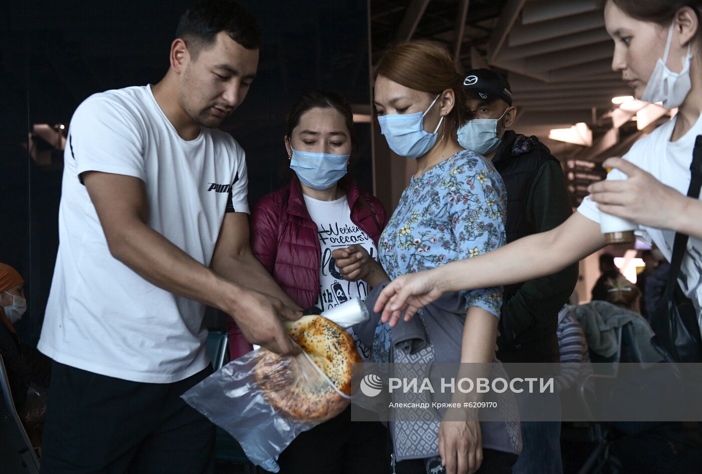 Волонтеры помогают застрявшим в аэропорту Толмачево в Новосибирске гражданам Киргизии