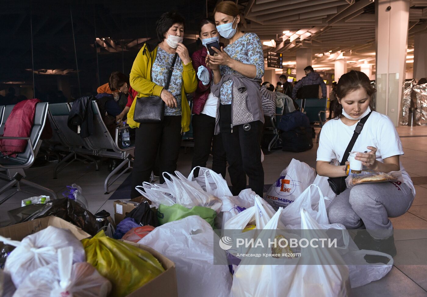 Волонтеры помогают застрявшим в аэропорту Толмачево в Новосибирске гражданам Киргизии