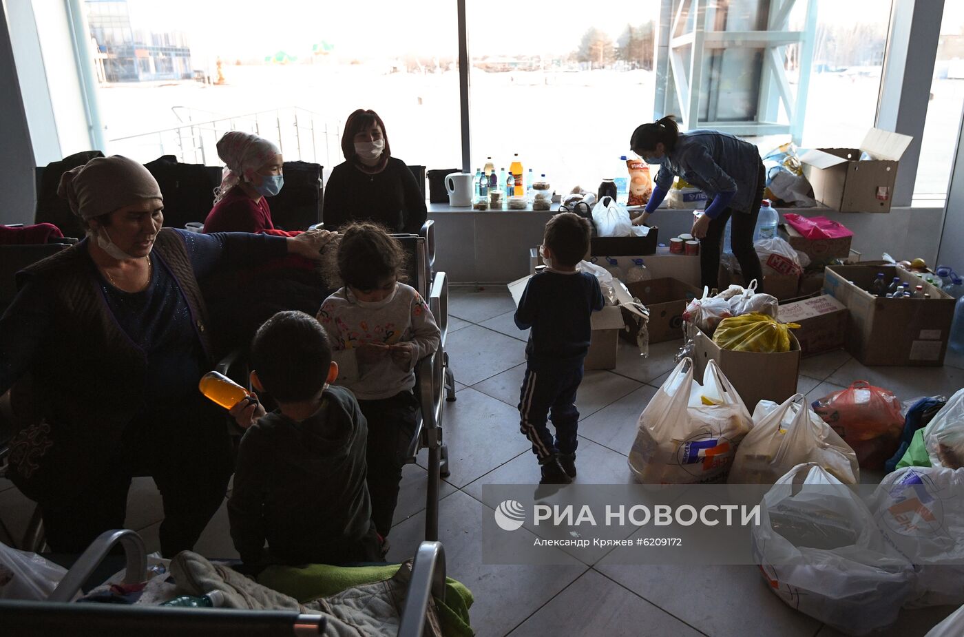 Волонтеры помогают застрявшим в аэропорту Толмачево в Новосибирске гражданам Киргизии