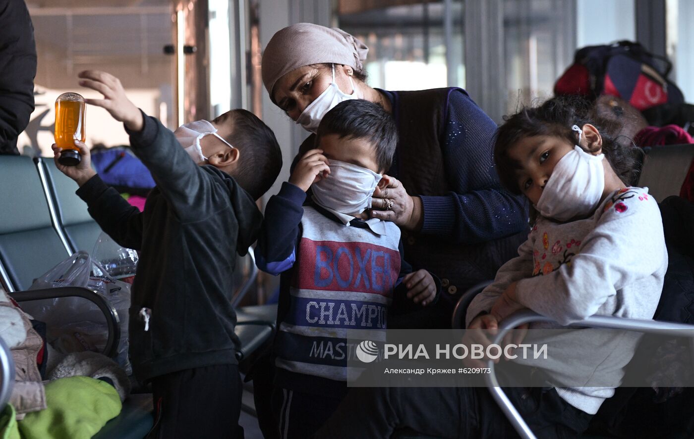 Волонтеры помогают застрявшим в аэропорту Толмачево в Новосибирске гражданам Киргизии