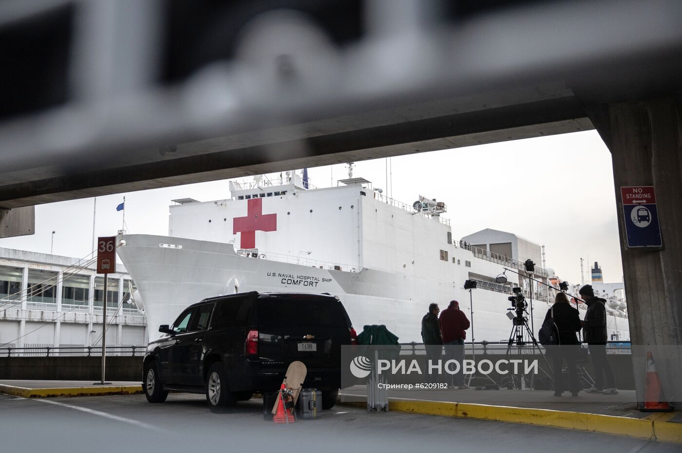 Плавучий госпиталь ВМС США прибыл в Нью-Йорк