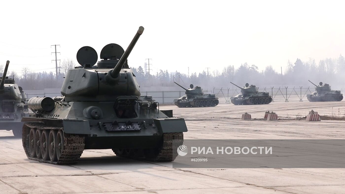 В Алабино из Санкт-Петербурга доставлены танки Т-34 для парада Победы