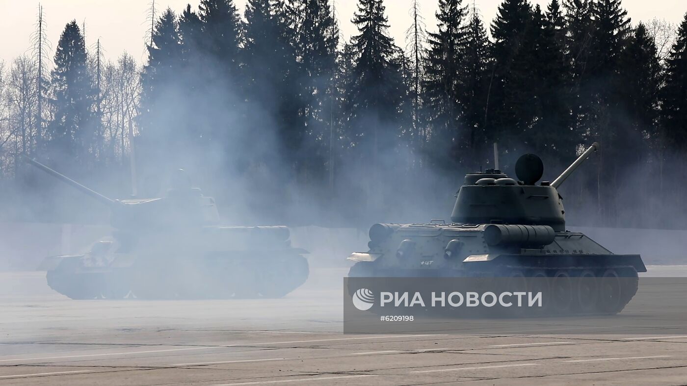 В Алабино из Санкт-Петербурга доставлены танки Т-34 для парада Победы