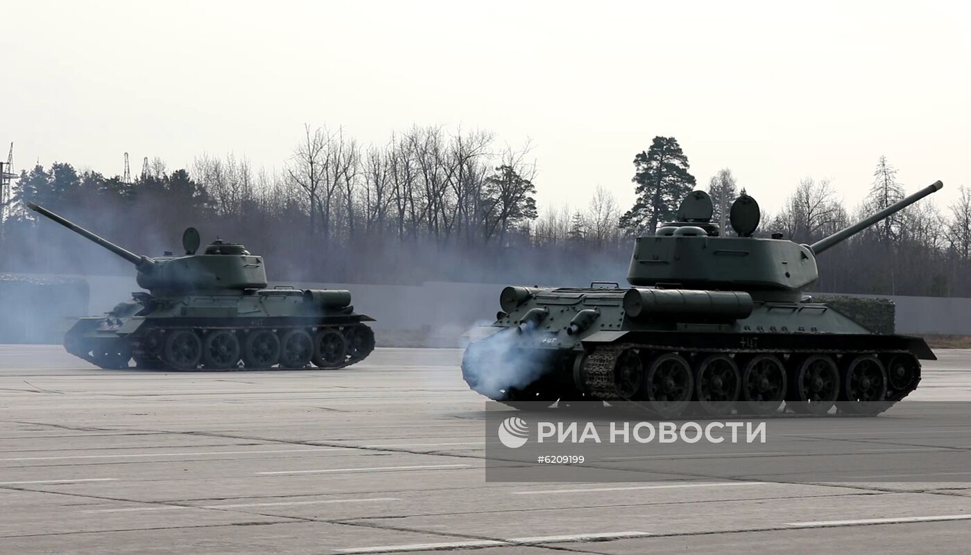 В Алабино из Санкт-Петербурга доставлены танки Т-34 для парада Победы