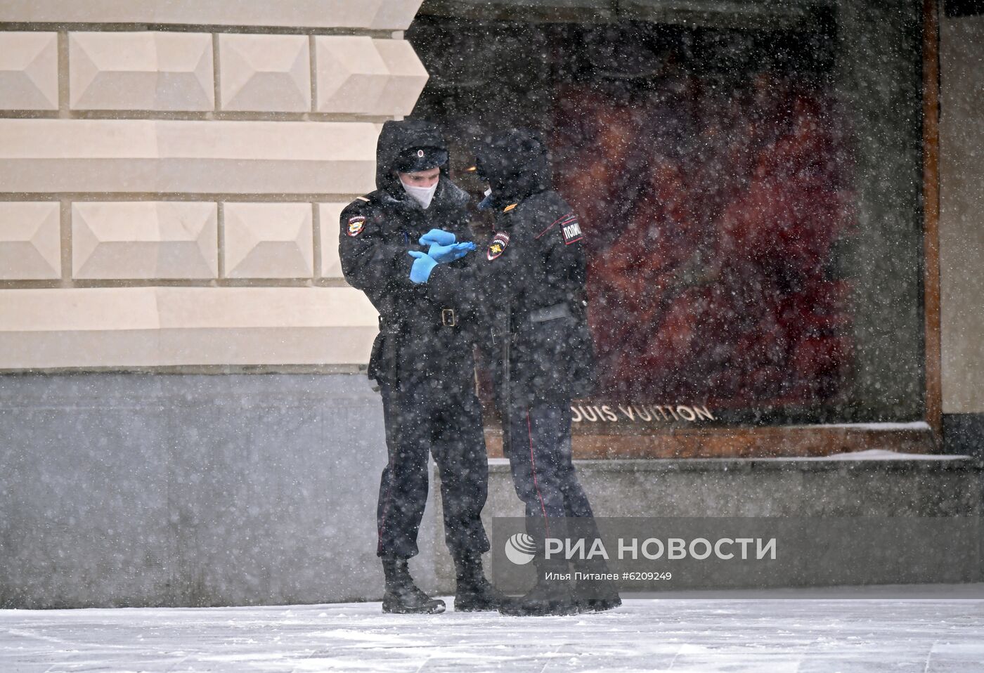 Снег в Москве