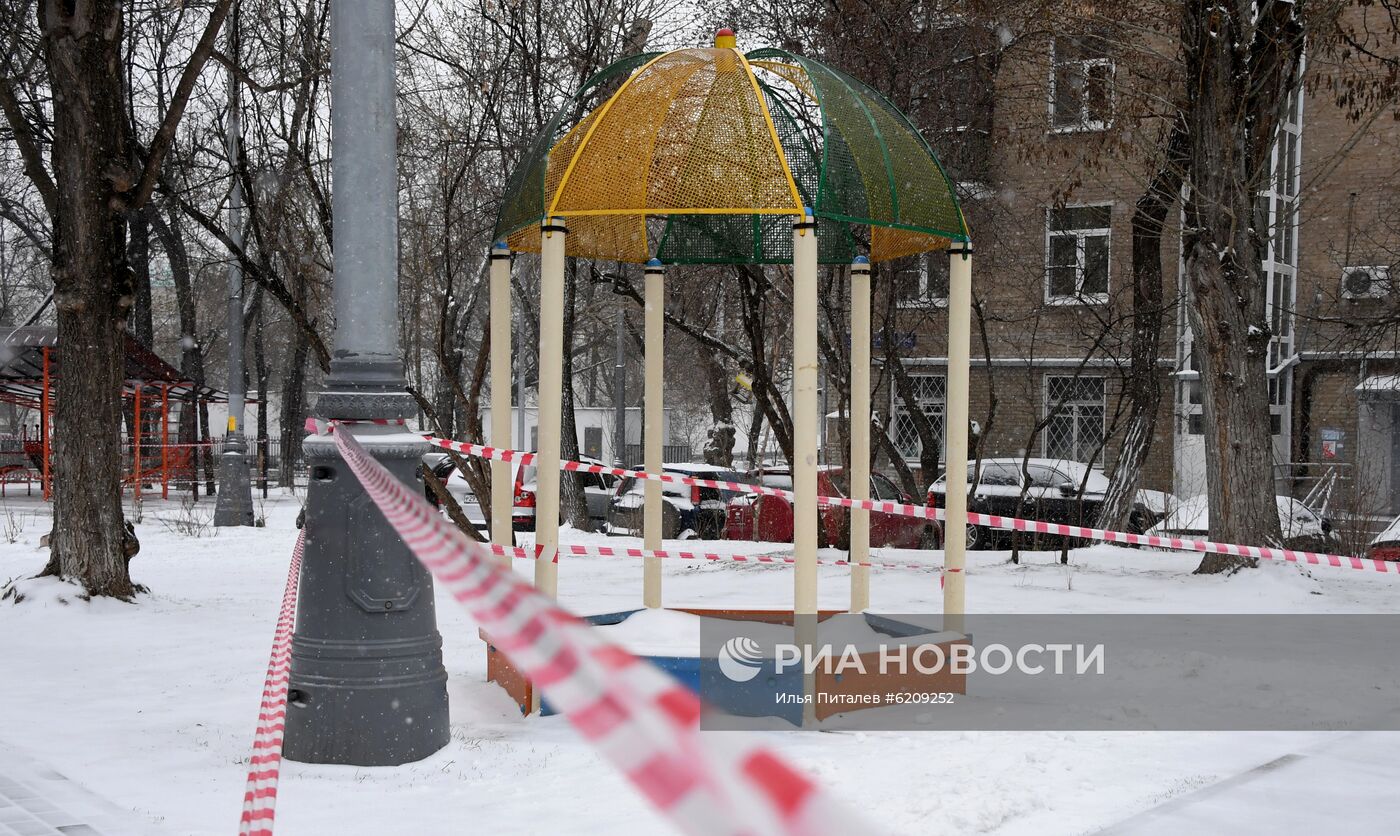 Во дворах закрыли детские площадки в связи с распространием коронавируса