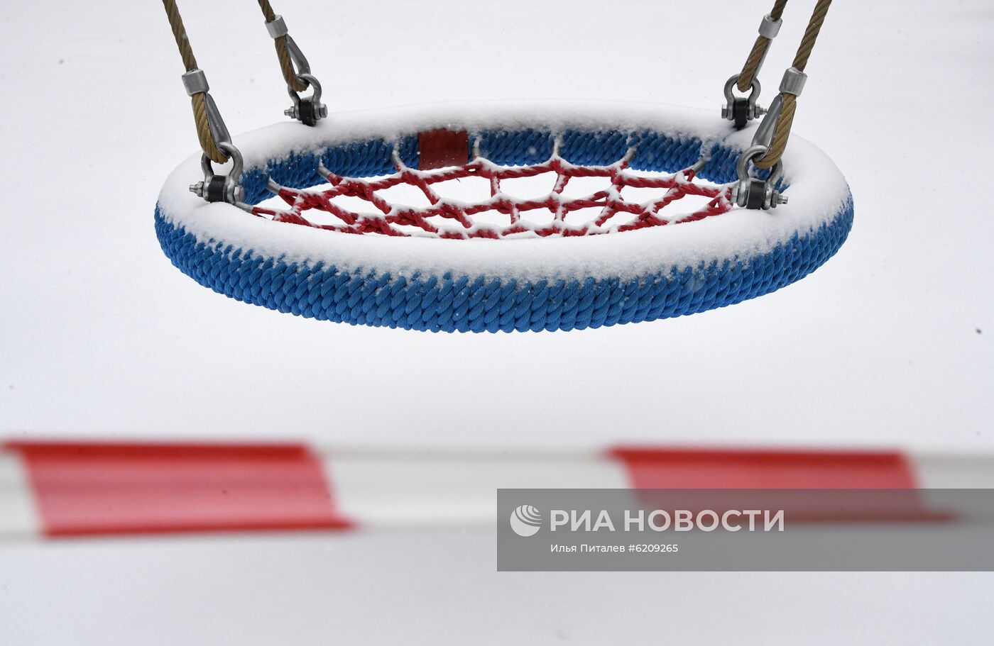 Во дворах закрыли детские площадки в связи с распространием коронавируса