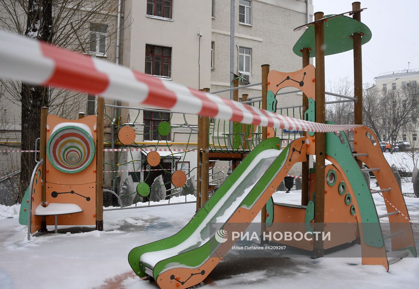 Во дворах закрыли детские площадки в связи с распространием коронавируса