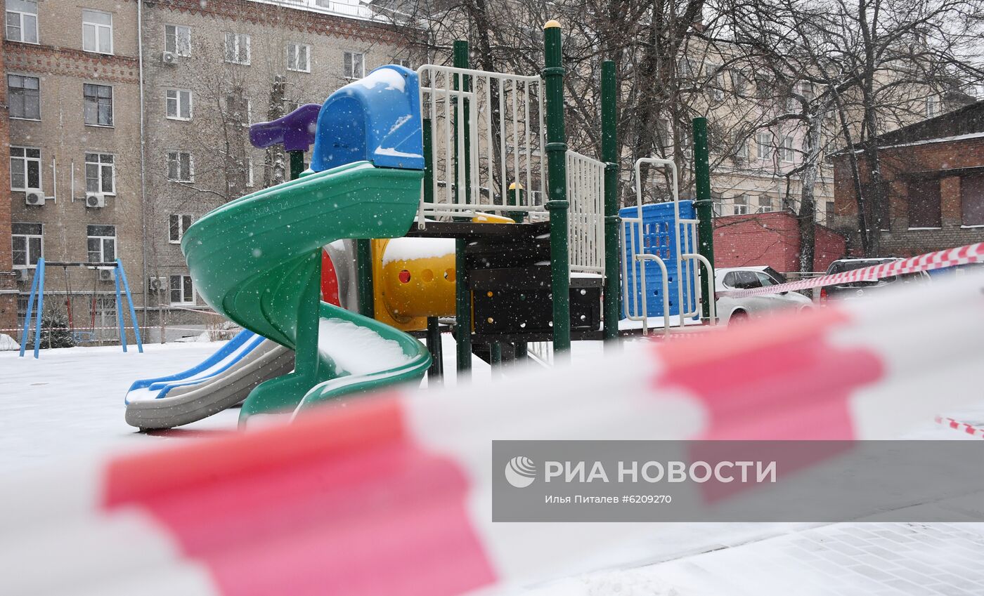 Во дворах закрыли детские площадки в связи с распространием коронавируса