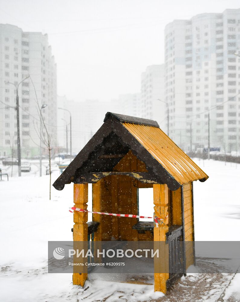 Во дворах закрыли детские площадки в связи с распространием коронавируса