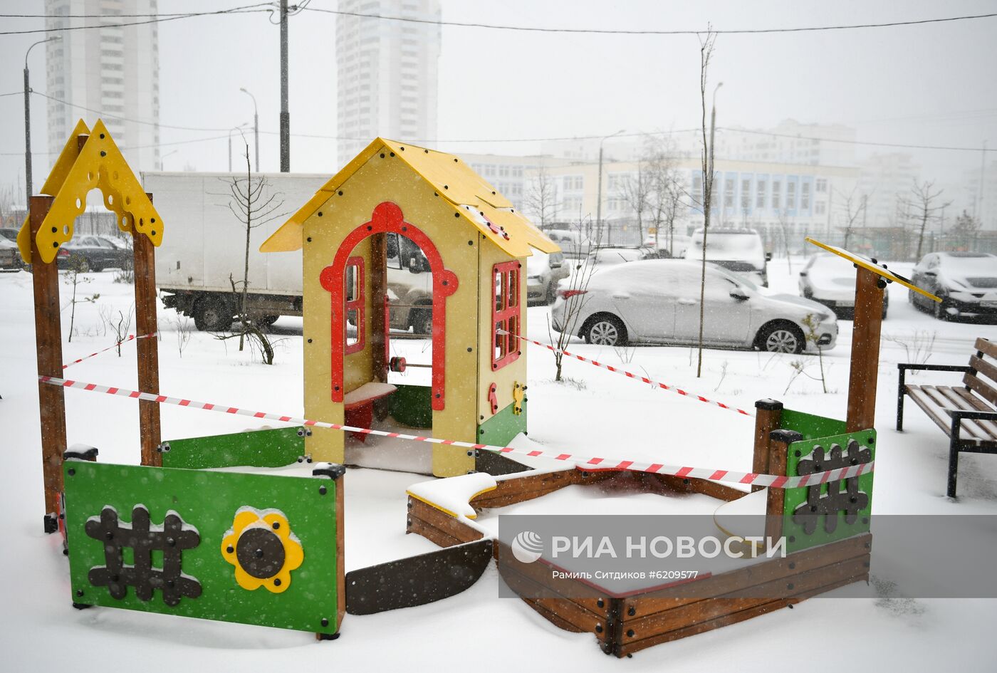 Во дворах закрыли детские площадки в связи с распространием коронавируса