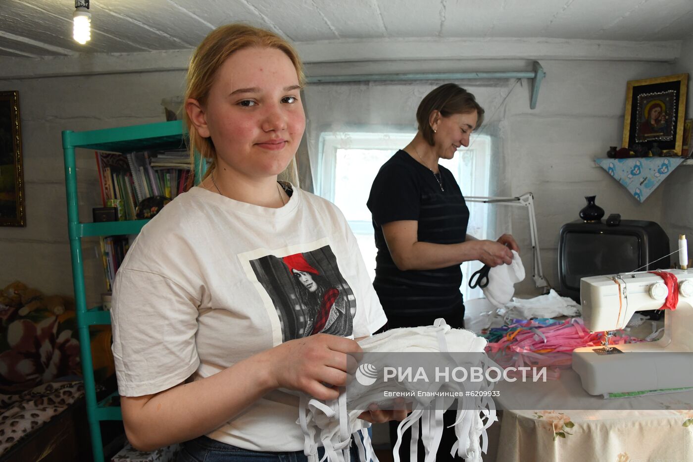 Семиклассница из Читы вместе со своей мамой сшила более 100 масок для волонтёров