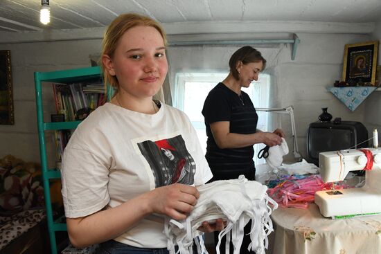 Семиклассница из Читы вместе со своей мамой сшила более 100 масок для волонтёров
