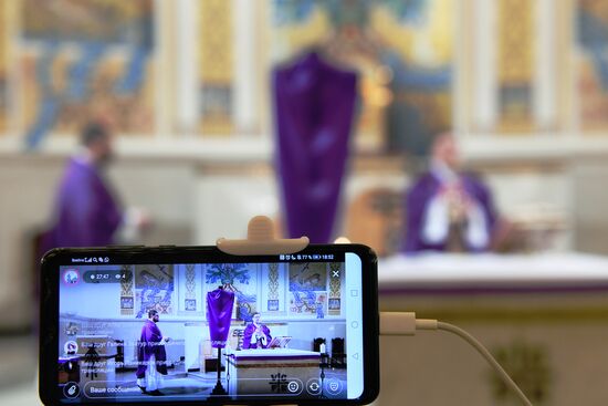 Трансляция службы в католической церкви в Казани