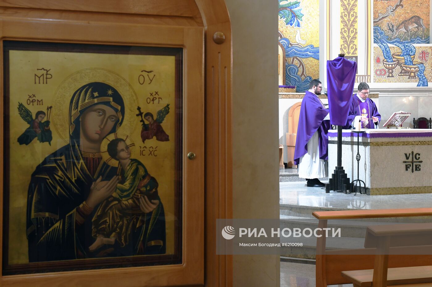Трансляция службы в католической церкви в Казани