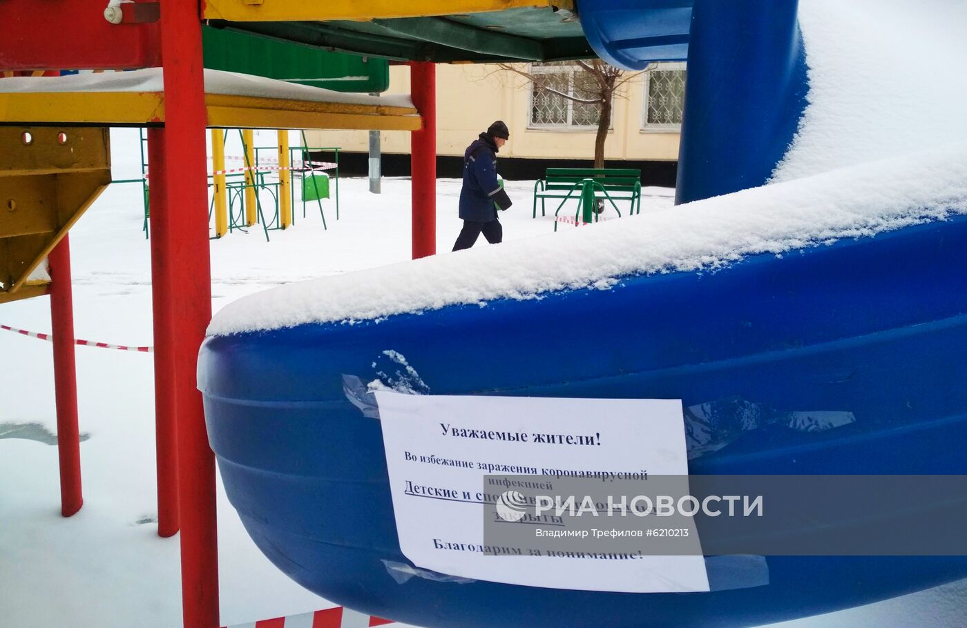 Во дворах закрыли детские площадки в связи с распространием коронавируса