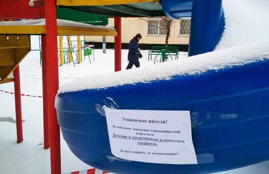 Во дворах закрыли детские площадки в связи с распространием коронавируса