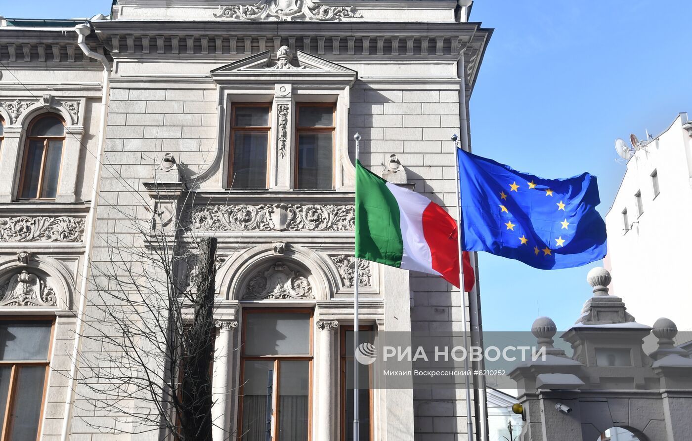 Приспущенный государственный флаг у посольства Италии в Москве