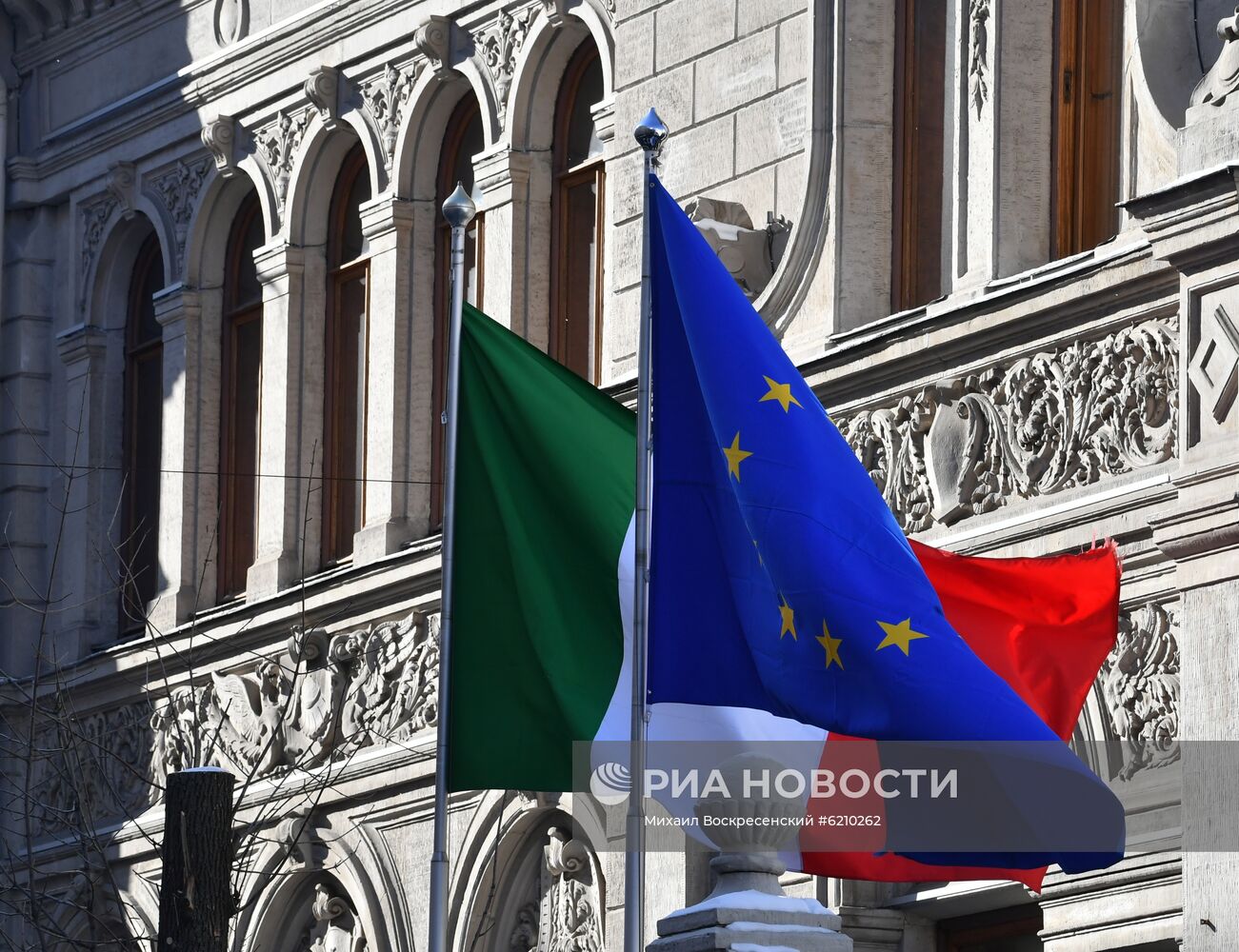 Приспущенный государственный флаг у посольства Италии в Москве
