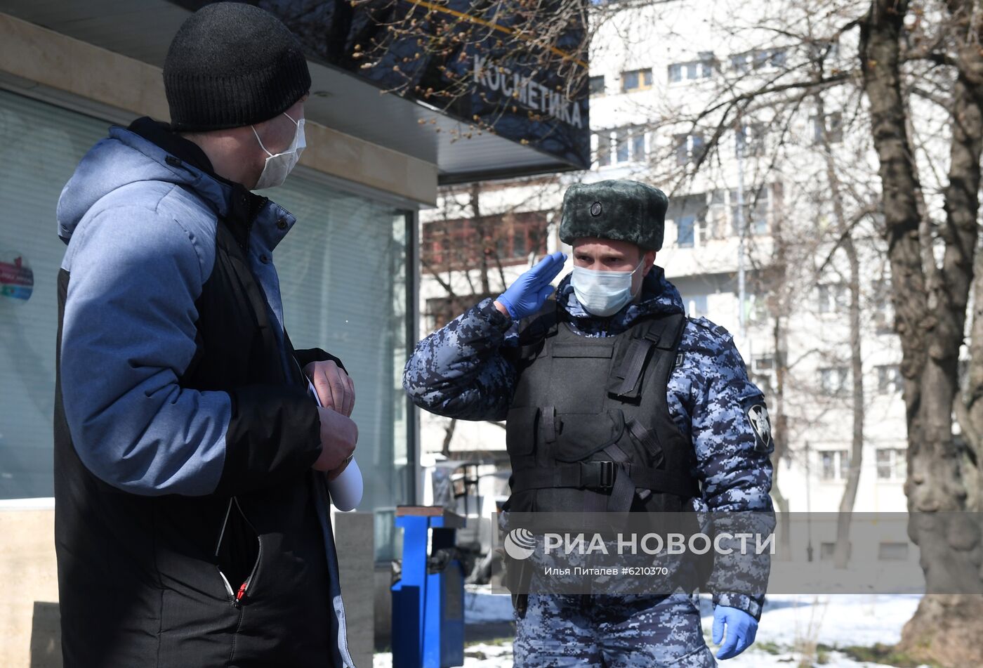 Проверка сотрудниками правоохранительных органов соблюдения режима самоизоляции в Москве