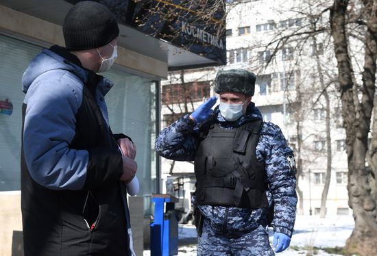Проверка сотрудниками правоохранительных органов соблюдения режима самоизоляции в Москве