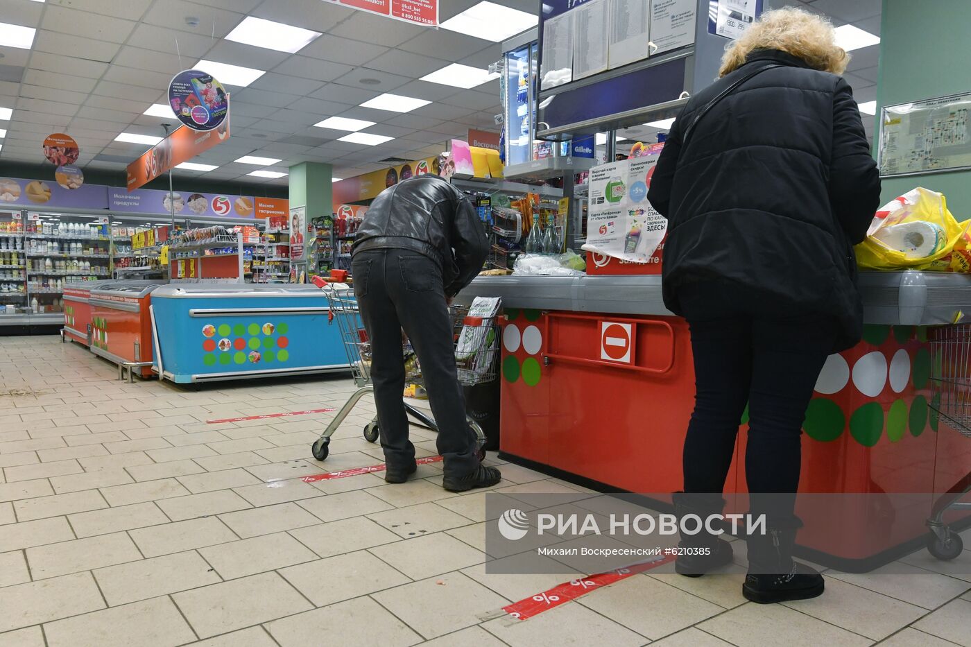 Разметка для соблюдения дистанции в связи с распространением коронавируса в Москве