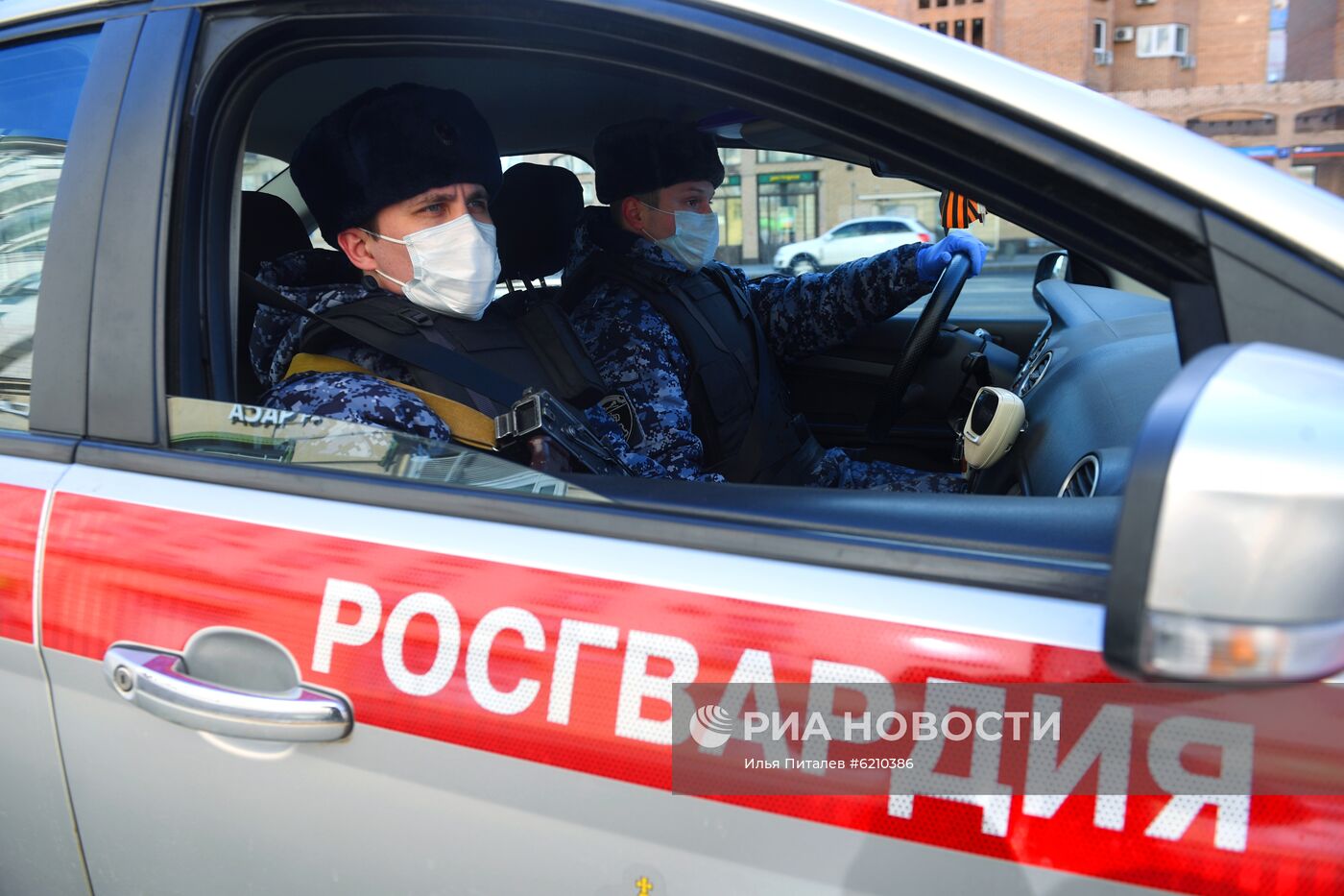 Проверка сотрудниками правоохранительных органов соблюдения режима самоизоляции в Москве
