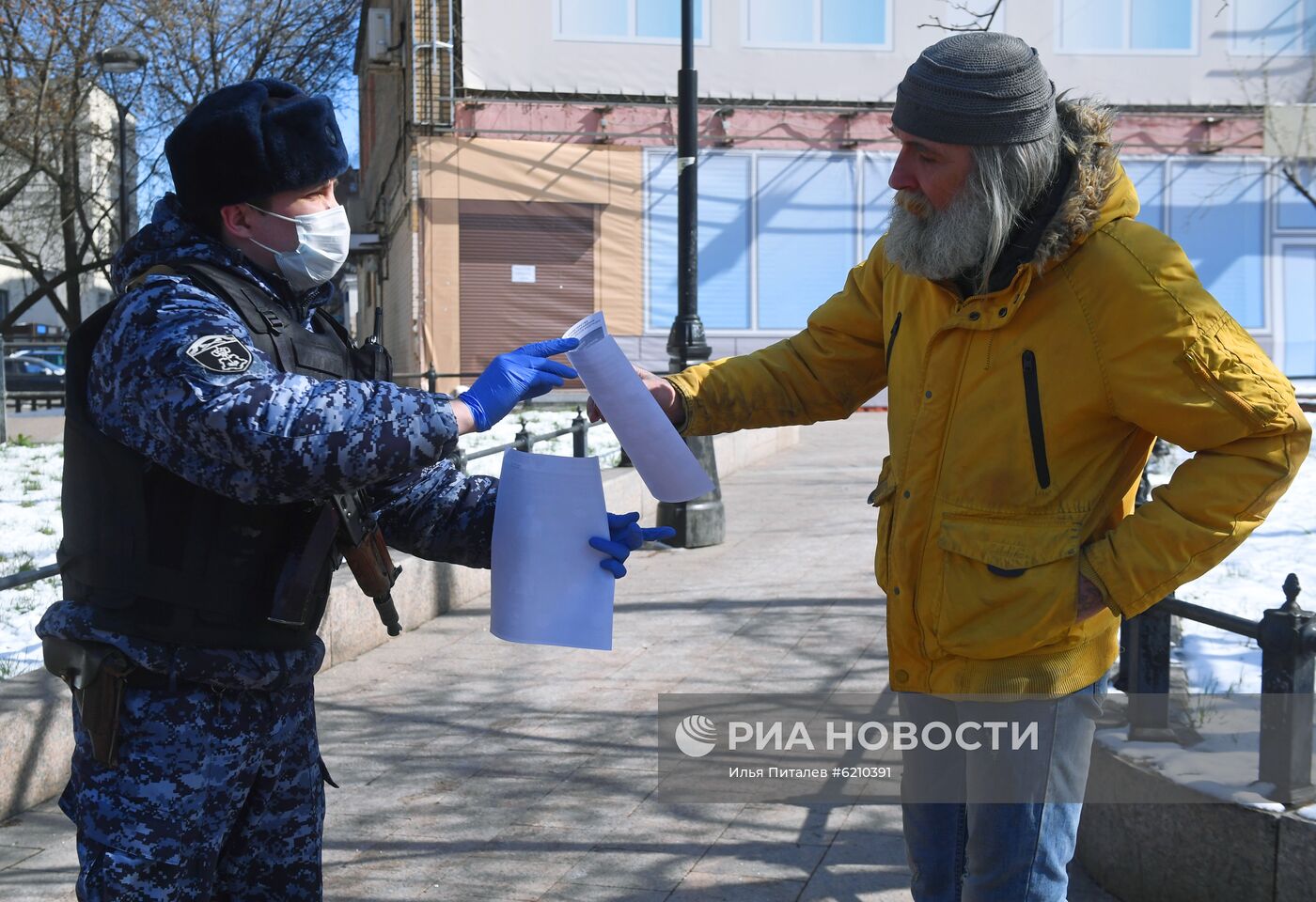 Проверка сотрудниками правоохранительных органов соблюдения режима самоизоляции в Москве