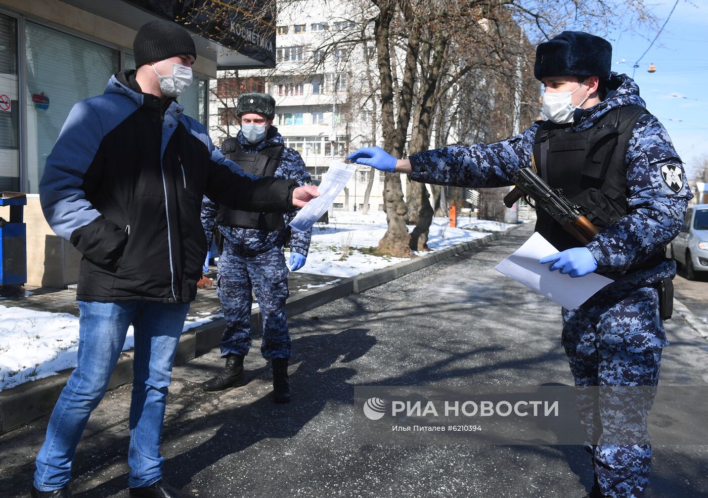 Проверка сотрудниками правоохранительных органов соблюдения режима самоизоляции в Москве