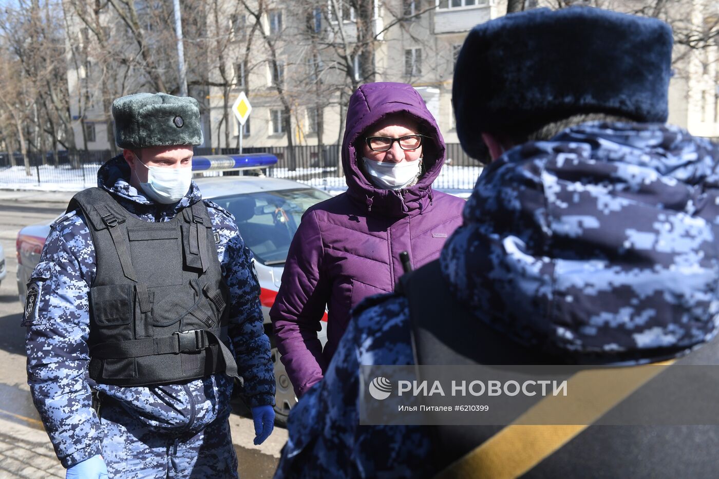 Проверка сотрудниками правоохранительных органов соблюдения режима самоизоляции в Москве