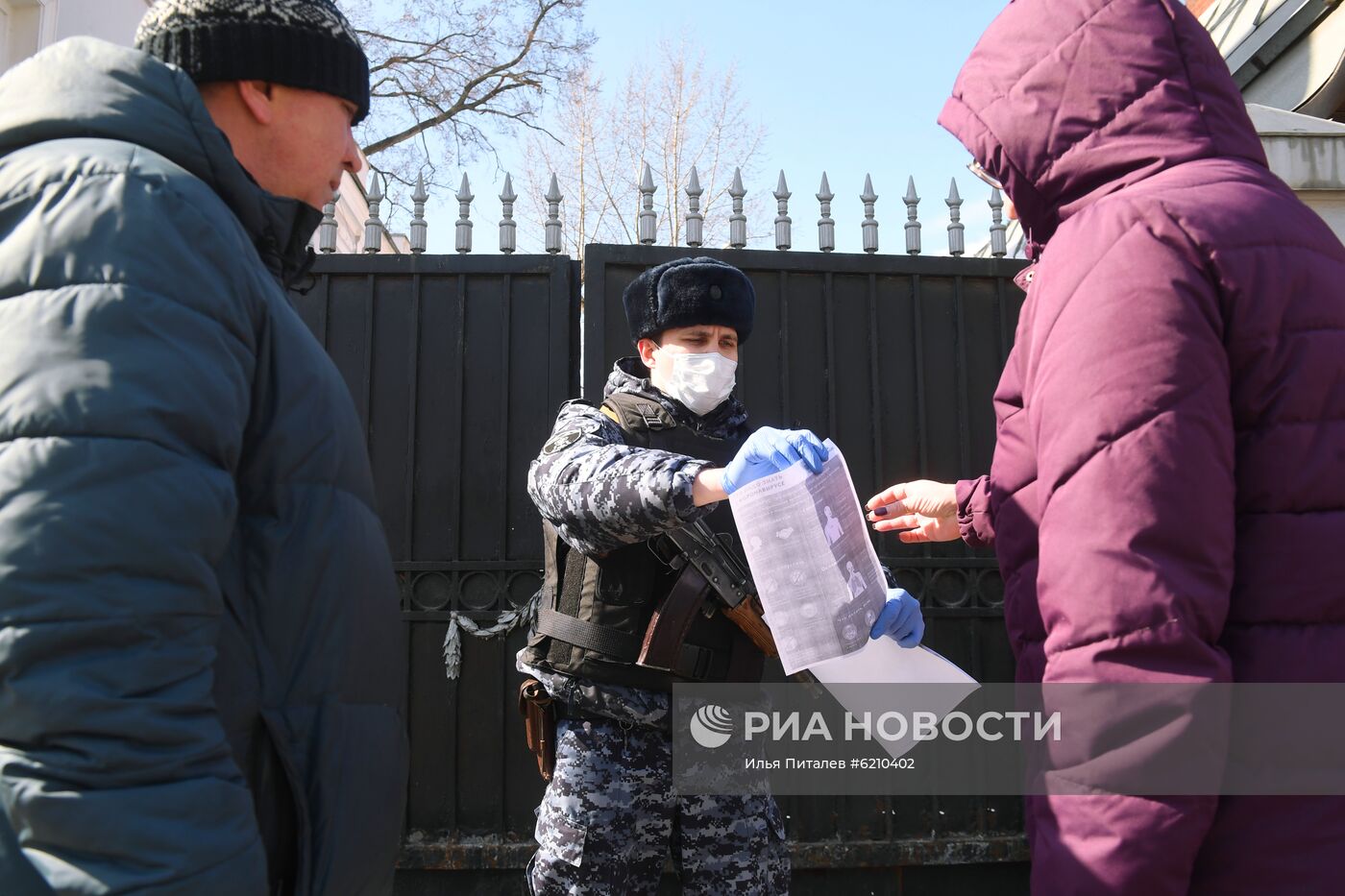 Проверка сотрудниками правоохранительных органов соблюдения режима самоизоляции в Москве