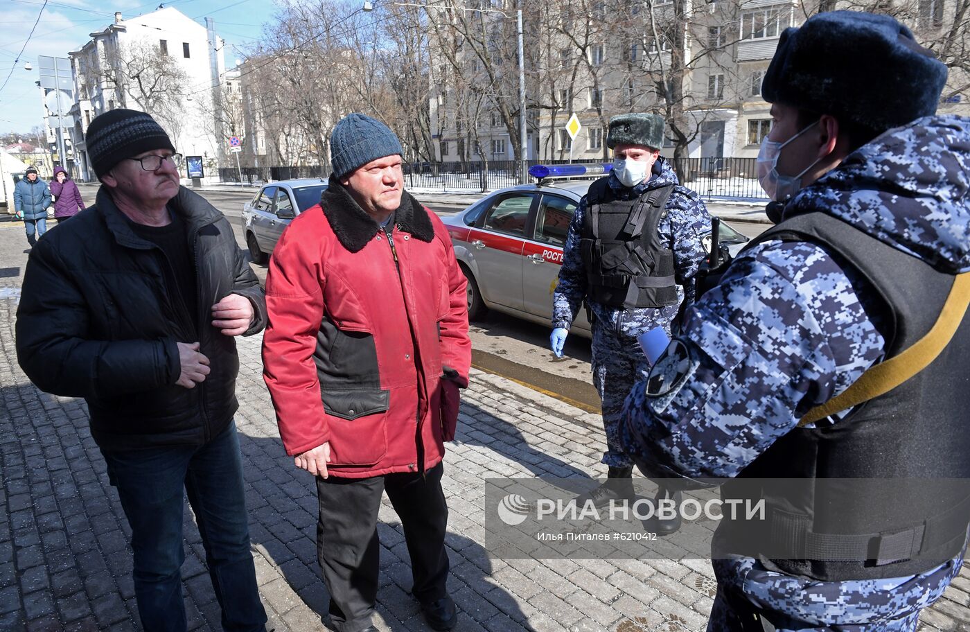 Проверка сотрудниками правоохранительных органов соблюдения режима самоизоляции в Москве