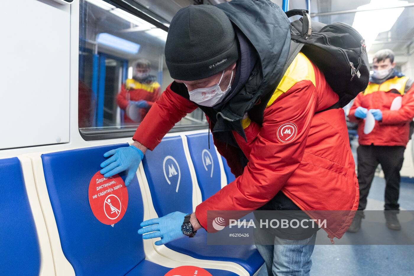 В вагонах метро появились стикеры с напоминанием о соблюдении дистанции