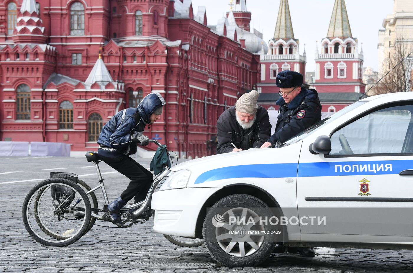 Проверка сотрудниками правоохранительных органов соблюдения режима самоизоляции в Москве