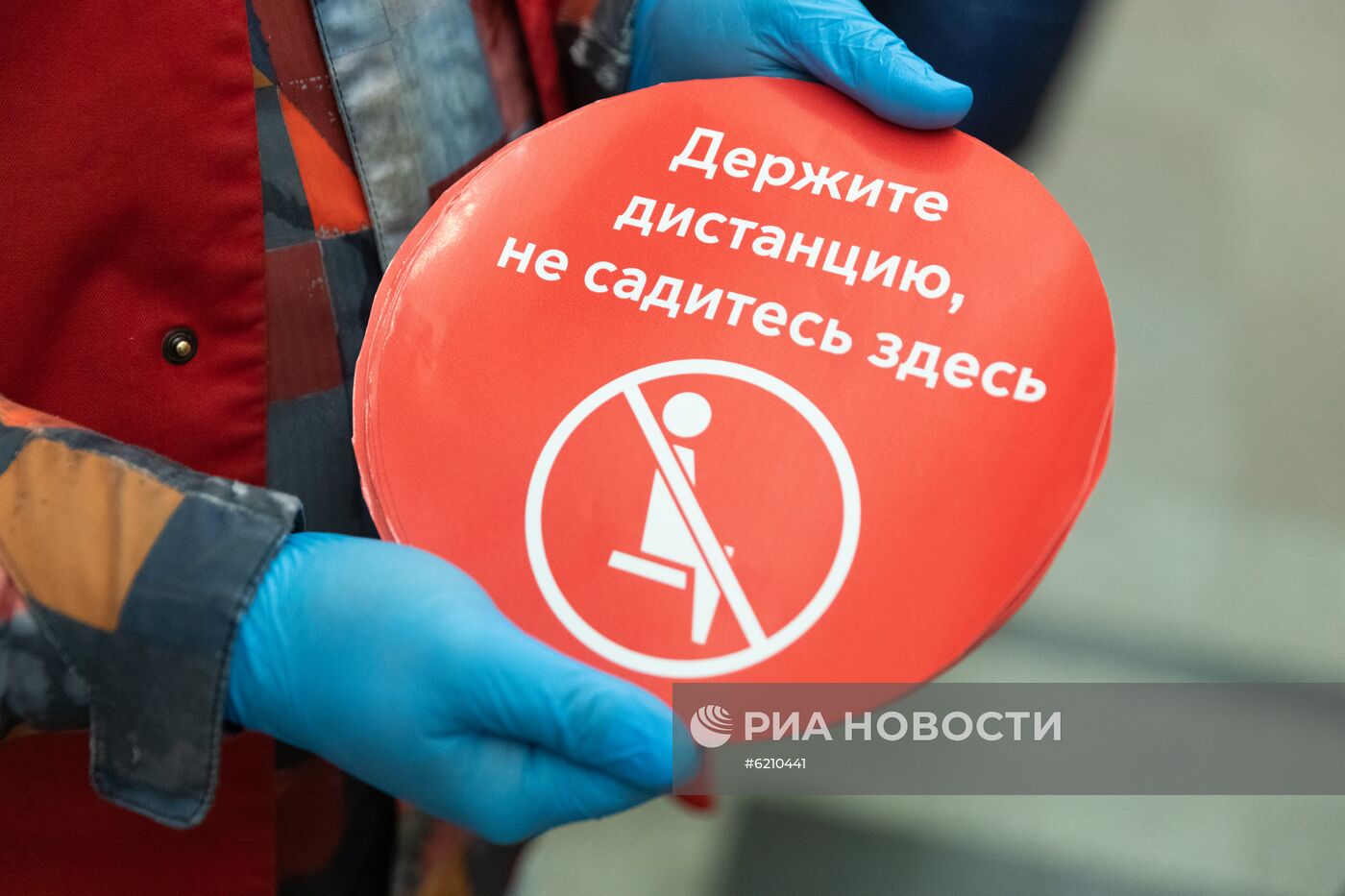 В вагонах метро появились стикеры с напоминанием о соблюдении дистанции