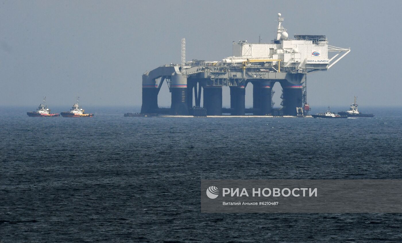 Швартовка платформы космодрома "Морской старт" у пирса СРЗ в Славянке