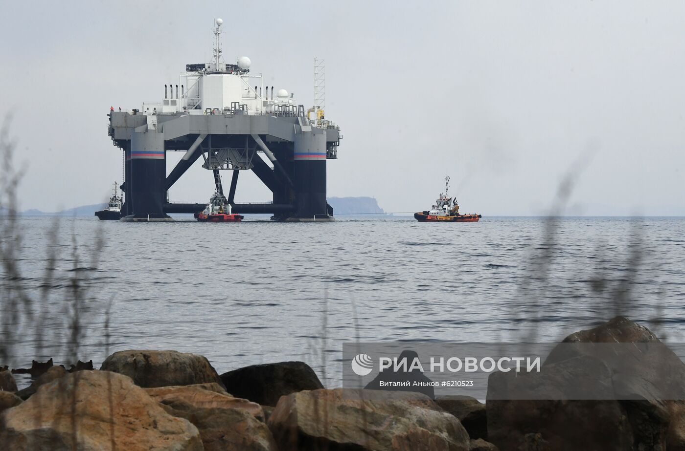 Швартовка платформы космодрома "Морской старт" у пирса СРЗ в Славянке