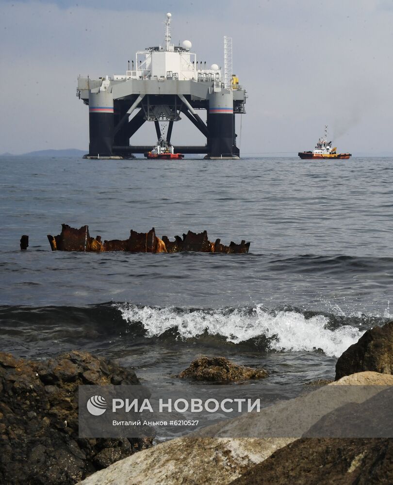 Швартовка платформы космодрома "Морской старт" у пирса СРЗ в Славянке